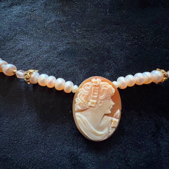 "Pretty in Pink" Pearl Set-necklace with Cameo and matching earrings - Picture 2 of 4